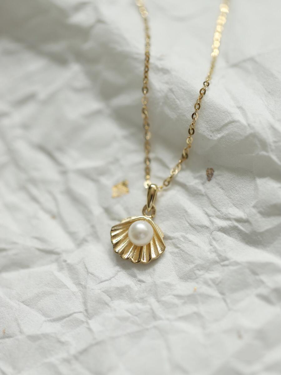 Tiny 9 Karat Gold Shell Pearl Pendant