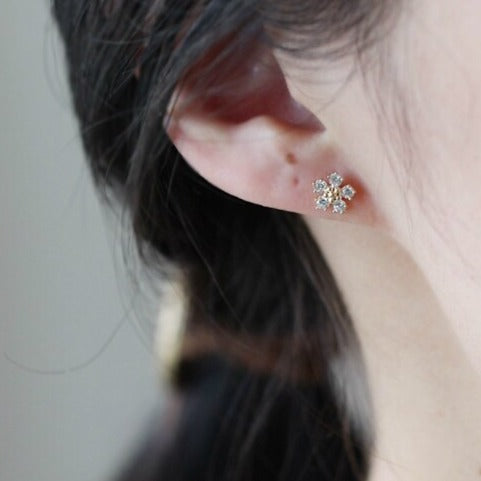 9 Karat Tiny Flower Stud Earrings