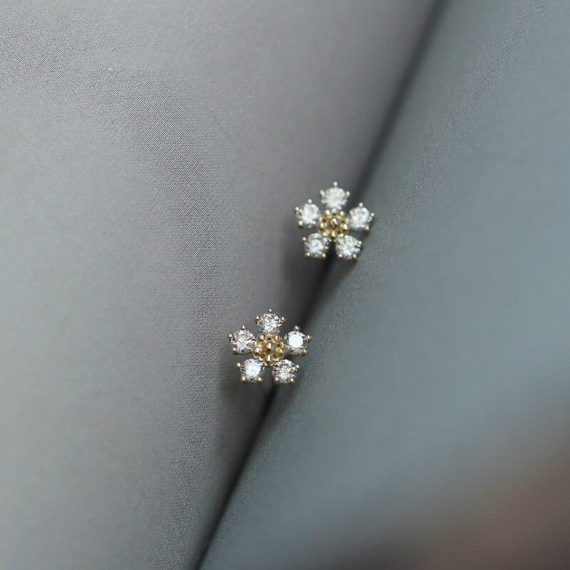 9 Karat Tiny Flower Stud Earrings