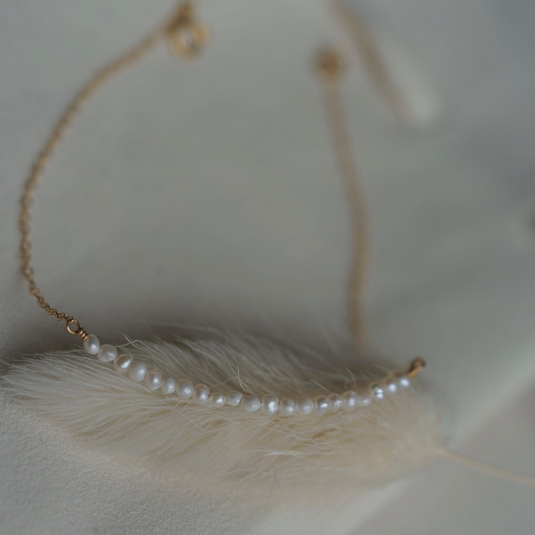 Handgemachtes Mini Armband mit natürlichen Perlen
