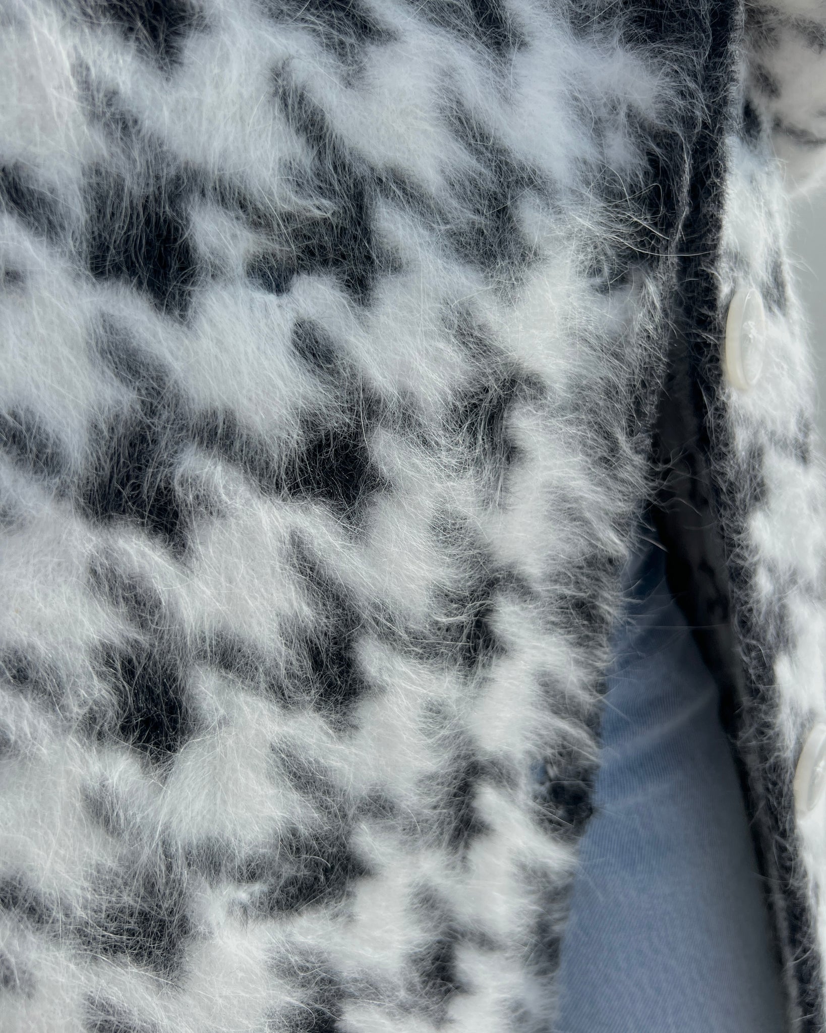 Zweireihiger Mantel aus schwarzer und weißer Wolle