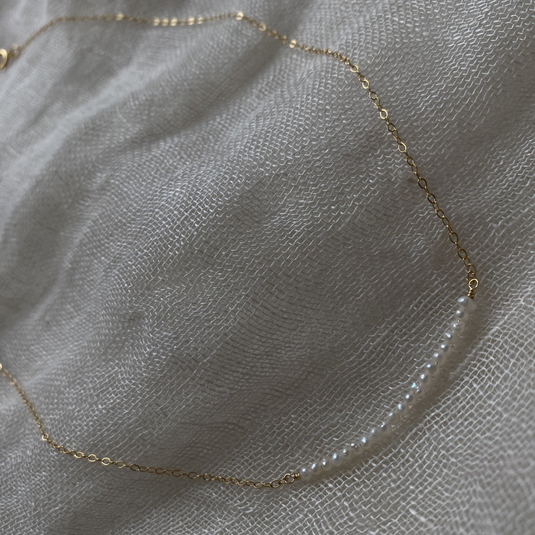 Handgemachte Mini-Halskette mit natürlichen Perlen