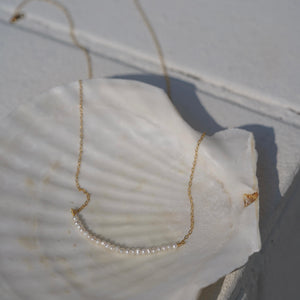 Handgemachte Mini-Halskette mit natürlichen Perlen