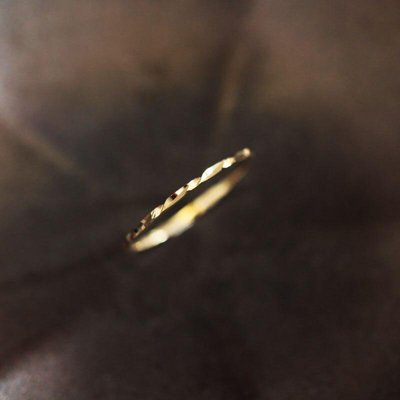 14 Karat Gold Zart funkelnder Ring
